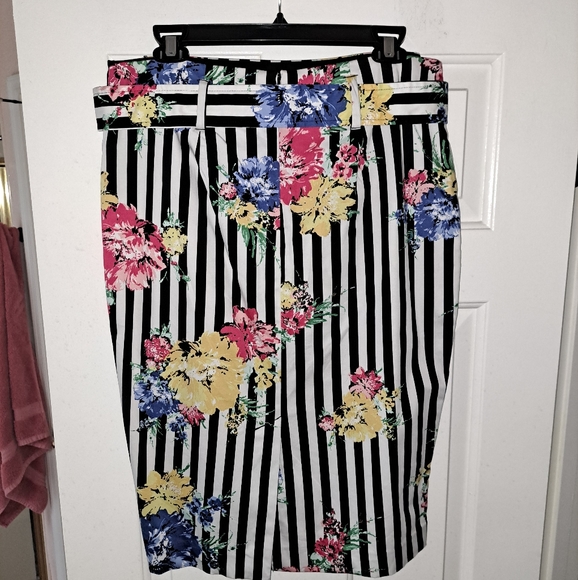 New York and Company Skirt - Picture 4 of 9